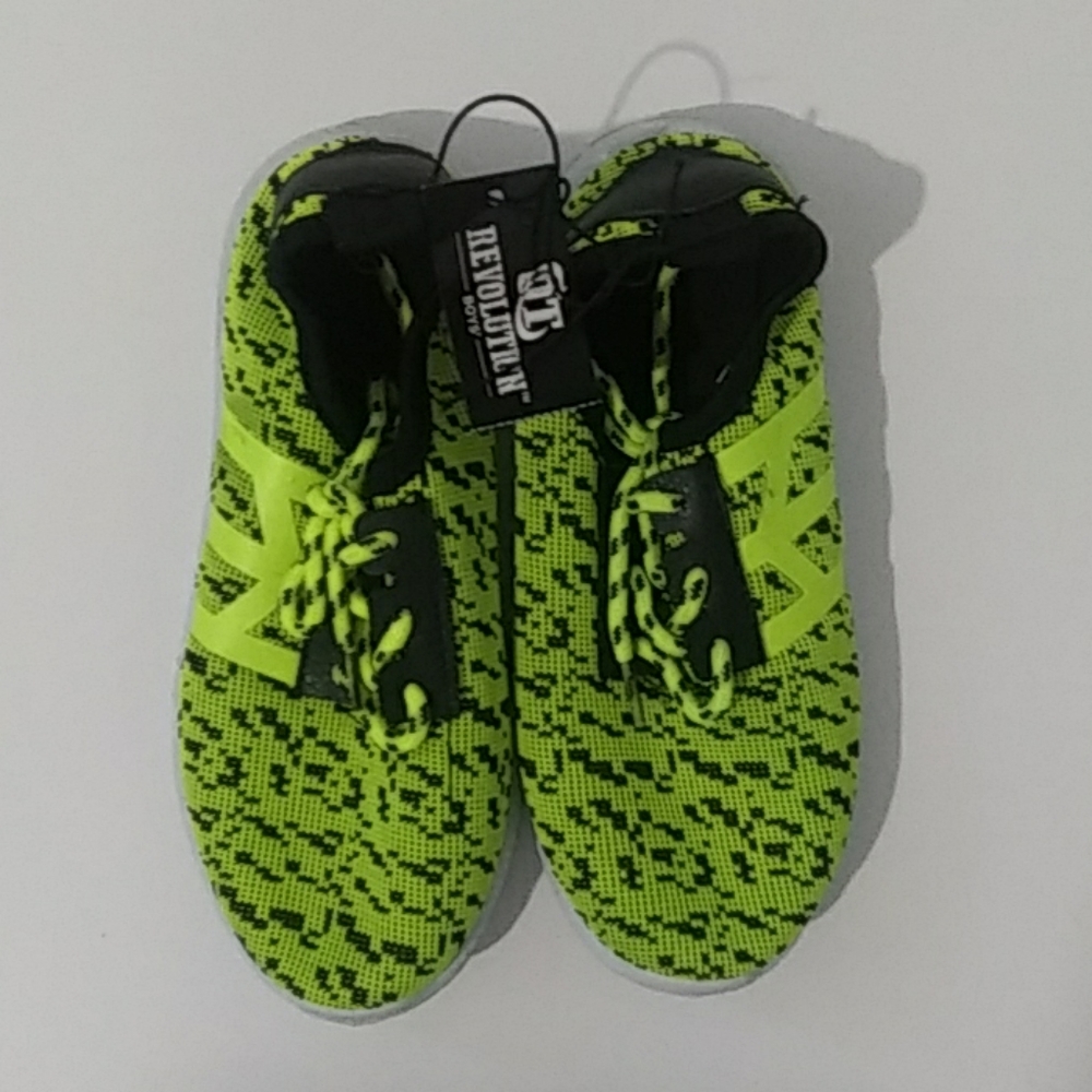 Boys DT Revolution size 13 tennis shoe